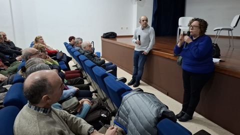 Hermitas Garca durante a charla sobre o ictus que ofreceu na Casa de Cultura de Quiroga