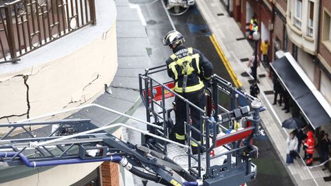 Un bombero trabaja en el derrumbe de la terraza del colegio San Vicente de Paul de Gijn