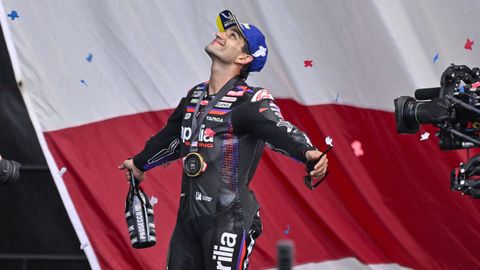 Jorge Mart&iacute;n celebra la victoria en la carrera esprint que lo sit&uacute;a l&iacute;der del Mundial de moto GP