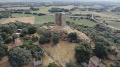 Vista area de la torre de Sandis y el entorno limpio de maleza.