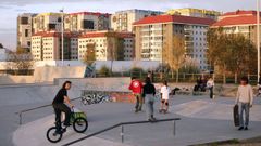 Vecinos ante edificios del pol�gono residencial de Navia