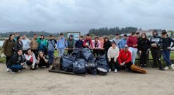 Alumnos participantes na actividade de limpeza do r�o
