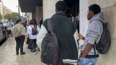 Colas frente a una oficina de la Agencia para la Integraci&oacute;n, Migraciones y Asilo en Lisboa