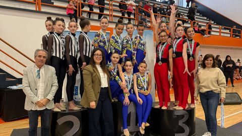 La alcaldesa, Mari�a Gueimunde, y la concejala Saray Ventura, en la entrega de premios.