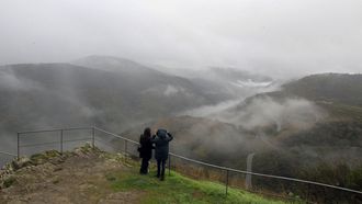Visitantes contemplado el paisaje del ca��n del Sil en el mirador de Pena do Castelo, en Sober
