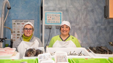 Inmaculada Rodrguez (derecha) y Montse Ramudo, detrs del mostrador de la Peixera do Ortegal