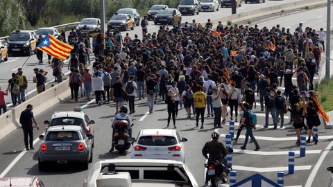 Centenares de personas cortaron la Ronda Litoral en direccin al aeropuerto de El Prat