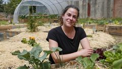 Mar�a Rodr�guez, en el huerto de C�ritas