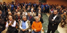 El presidente del comit� intervino en primer lugar y levant� una cerrada ovaci�n entre el p�blico que abarrotaba la sala de plenos. 