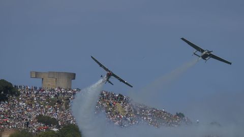 Cientos de personas vieron el festival desde el cerro de Santa Catalina.