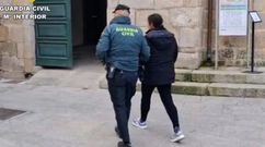 La sospechosa detenida, entrando en el Tribunal de Instancia de Ribadavia