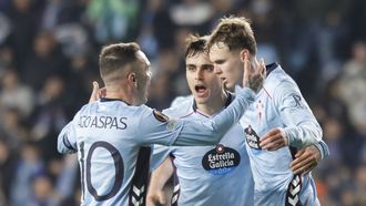Miguel Rom�n, celebrando el gol del Celta ante el PAOK con su autor, Williot Swedberg, y Iago Aspas.