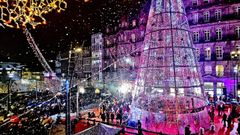 Imagen del encendido de las luces de Navidad de Vigo con confeti y serpentinas