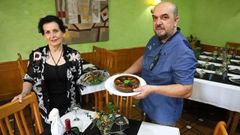 <span lang= gl >Mari Paz Rodr�guez o seu marido Emilio, coas d�as presentaci�ns de angu�a que ofrecen os cinco meses de tempada do peixe no r�o Ulla.</span>