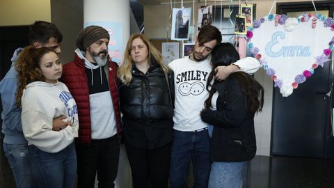 Los padres de Enma (en la imagen, junto a sus hijos y las novias de �stos), la ni�a de 12 a�os que falleci� en el Hospital Cl�nico de Valencia de una �peritonitis purulenta�.