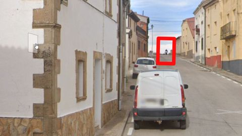 El presunto asesino en otra imagen visible en Google Maps empleando una carretilla para trasladar los restos.