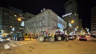 Tractores aparcados rodeando la Subdelegaci&oacute;n del Gobierno de Ourense
