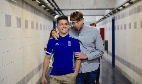 Michu habla con Juanjo Nieto instantes antes de su presentación