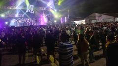 En su primer pase de la verbena, el grupo Arizona encandiló al público con un repertorio de versiones de algunos de los temas más conocidos de Alaska, Mecano, La Guardia, Raphael o Miguel Bosé, entre otros