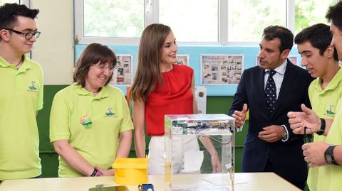 La reina Letizia comprueba los trabajos de los alumnoso del instituto Jer�nimo Gonz�lez, de Sama de Langreo, y atiende a sus explicaciones.La reina Letizia comprueba los trabajos de los alumnoso del instituto Jer�nimo Gonz�lez, de Sama de Langreo, y atiende a sus explicaciones