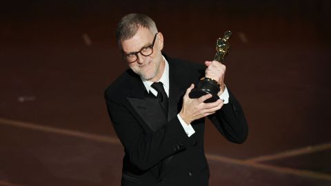 Paul Thomas Anderson celebra su �scar como Mejor Director por �Una batalla tras otra�