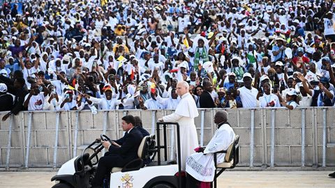 El papa en un acto multitudinario en Angola.