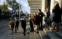 El subdelegado y un portavoz de Fomento, ambos a la izquierda, se reunieron con los afectados.