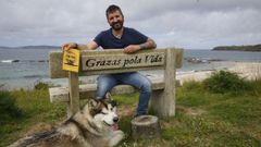 Iker Argote, con su libro el �M�todo Pim Pam� en la playa de Pragueira, en Noalla, en Sanxenxo