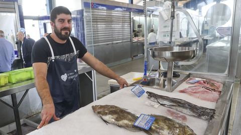Cristian Ribeiro se encuentra instalado en uno de los mostradores de las mesas centrales, que desaparecerán con la reforma.