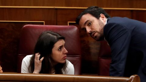 Imagen de archivo de la portavoz de Unidos Podemos en el Congreso, Irene Montero, conversando con el coordinador federal de IU, Alberto Garz�n
