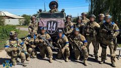 Imagen facilitada por el Ej�rcito ucraniano, en la que, seg�n Kiev, se ve a soldados ucranianos posando en la localidad de Kupiansk, en el �rea de J�rkov, tras tomar las posiciones que controlaban la fuerzas rusas