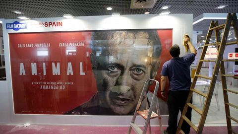 Un trabajador trabaja en los �ltimos preparativos de las instalaciones para la apertura del Festival de Cannes