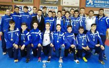 El equipo j�nior del Natural, ayer, posando con las medallas.