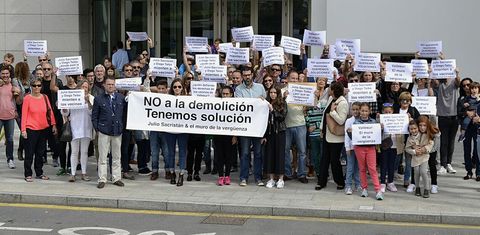 Vecinos de Vallesur fueron llegando poco a poco, durante la ma�ana, al punto de encuentro, delante del Concello de Culleredo. 