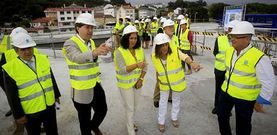 La conselleira, Ethel V�zquez, con pantal�n blanco acompa�ada de Bel�n Do Campo y Carlos Calvelo, con americana beis. 