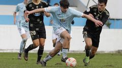 A sus 17 a�os, disput� 24 partidos con el Viveiro en Tercera. En la imagen, ante el Celta C Gran Pe�a en Cantarrana.