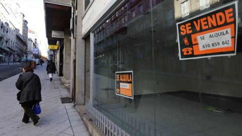 Comercios cerrados en la calle Concordia, en Ourense.