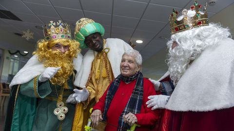 Los usuarios de la residencia de mayores de Vimianzo tambi�n recibieron a los Reyes Magos