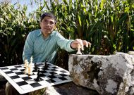 Granda, con un tablero de ajedrez, delante de una plantaci�n de ma�z en Camari�as.