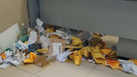 Estado de las dependencias de Correos en Ourense por la huelga del personal de limpieza