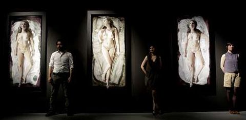 Ant�n Cabaleiro, Victoria Diehl y Tamara Feijoo, ante la obra de Diehl titulada �En las moradas del castillo interior�.