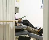 Pacientes con c�ncer en la sala de quimioterapia del hospital de Lugo. 