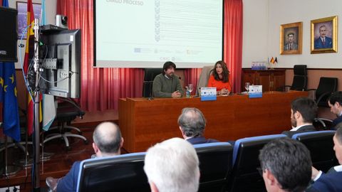 Jos Manuel Gonzlez Irusta, cientfico del Oceanogrfico de Santander, con la moderadora Eva Moreira, del gabinete de prensa de la Consellera do Mar, en las Jornadas de Pesca de Celeiro