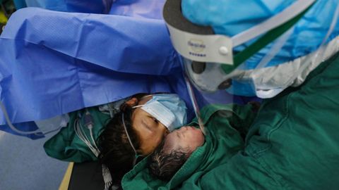 Una mujer que acaba de someterse a una cesrea, en un hospital de Wuhan