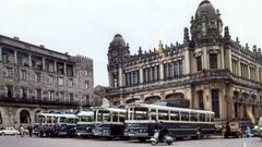 Una imagen del Castromil, con los autobuses delante, durante los a�os 60.