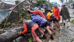 Miembros de la Guardia Costera de Filipinas retiran un rbol cado de una carretera tras el embate del tifn Doksuri en Buguey, provincia de Cagayn, Filipinas, el 26 de julio del 2023.