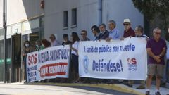 Miembros de la plataforma SOS Sanidade P�blica de Pontevedra, este lunes, en la entrada de urgencias de hospital Montecelo, en Pontevedra