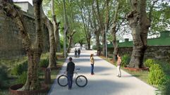 Prioridad peatonal frente a la estaci�n. Solo veh�culos de transporte p�blico y los que se dirijan a la estaci�n de tren o bus podr�n circular, y a una velocidad m�xima de 20 kil�metros por hora.