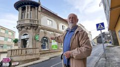 Xos� �lvarez, investigador, historiador y escritor de L�rez, se�ala hacia el edificio que fue la sede de la Caixa Rural de L�rez, que luego pas� a manos privadas. 