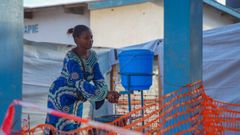 Una mujer lav�ndose las manos en el hospital de Bunia, en el Congo.